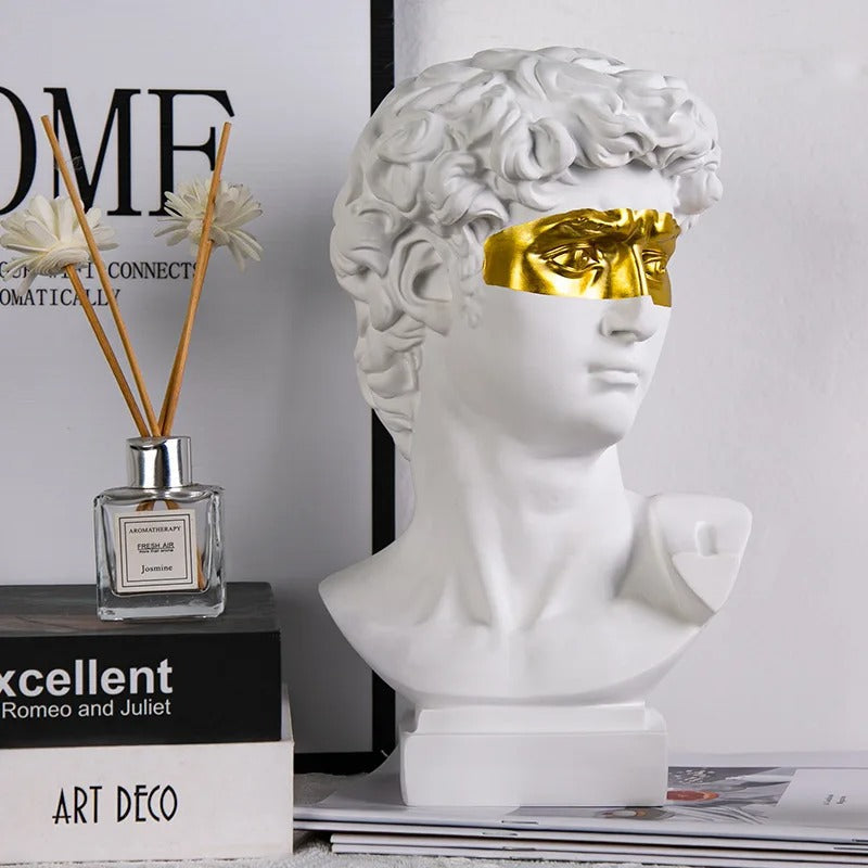 Busto Davi com Máscara Dourada em Resina – Escultura Moderna Arte Abstrata para Mesa