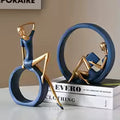 Escultura Decorativa Leitora em Resina – Figura Feminina Abstrata Azul e Dourado