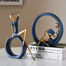 Escultura Decorativa Leitora em Resina – Figura Feminina Abstrata Azul e Dourado