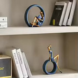 Escultura Decorativa Leitora em Resina – Figura Feminina Abstrata Azul e Dourado