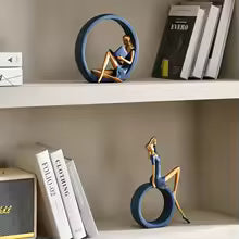 Escultura Decorativa Leitora em Resina – Figura Feminina Abstrata Azul e Dourado