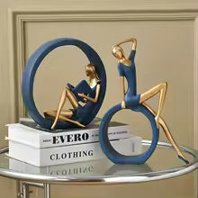 Escultura Decorativa Leitora em Resina – Figura Feminina Abstrata Azul e Dourado